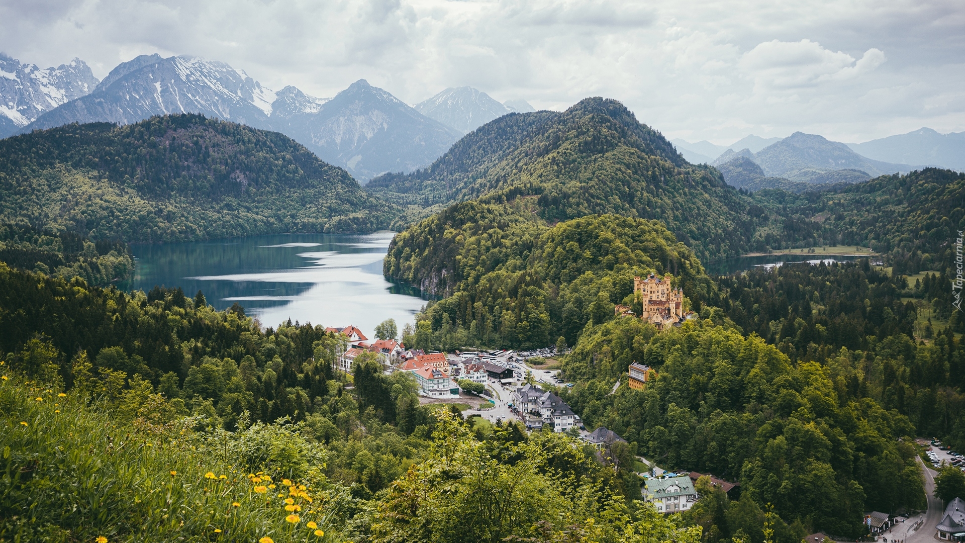 Góry, Jezioro Alpsee, Zamek Hohenschwangau, Miasteczko, Las, Chmury, Gmina Schwangau, Bawaria, Niemcy