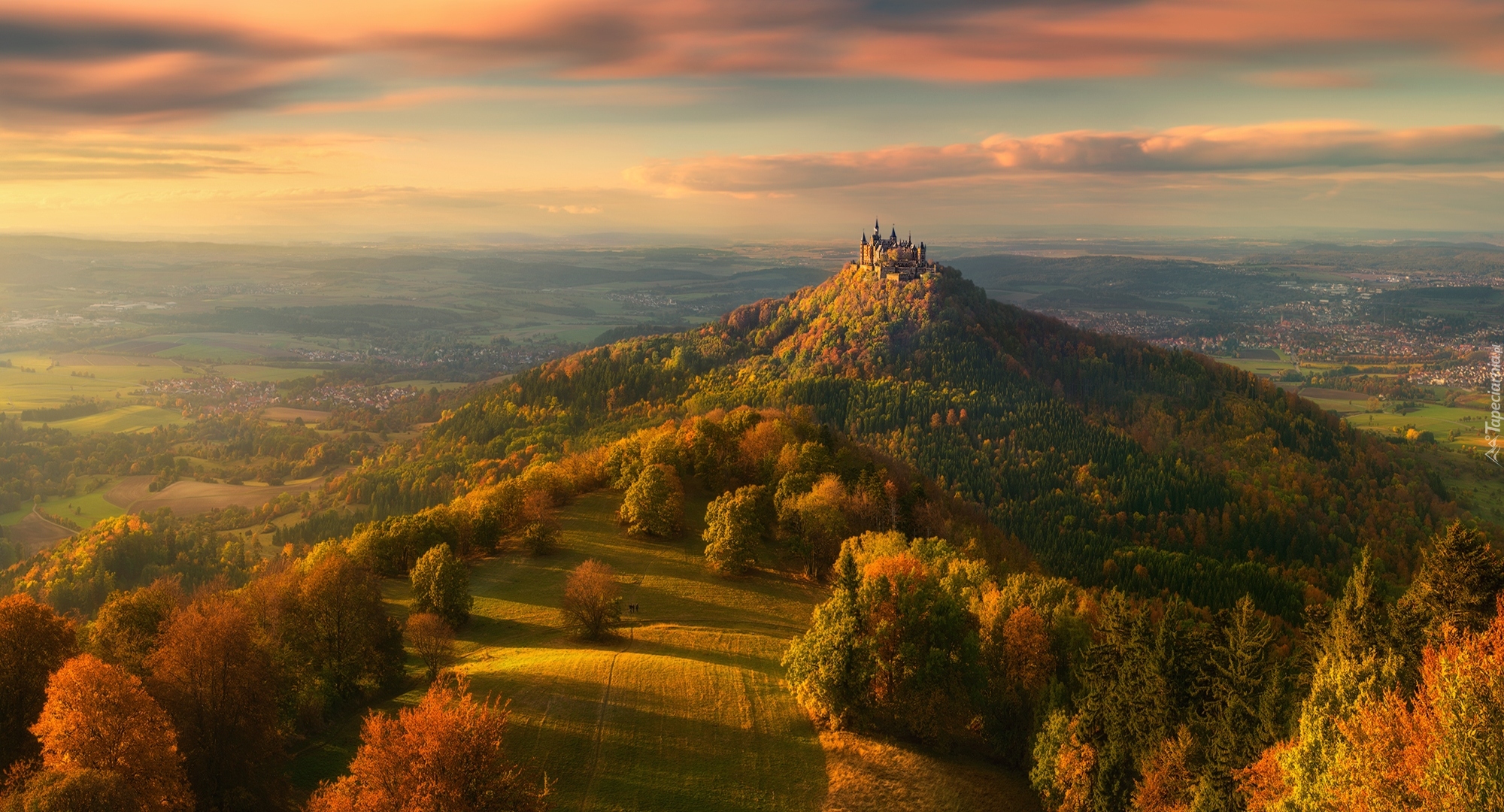 Góra Hohenzollern, Zamek Hohenzollern, Badenia-Wirtembergia, Niemcy, Las, Jesień, Drzewa, Chmury, Wzgórza