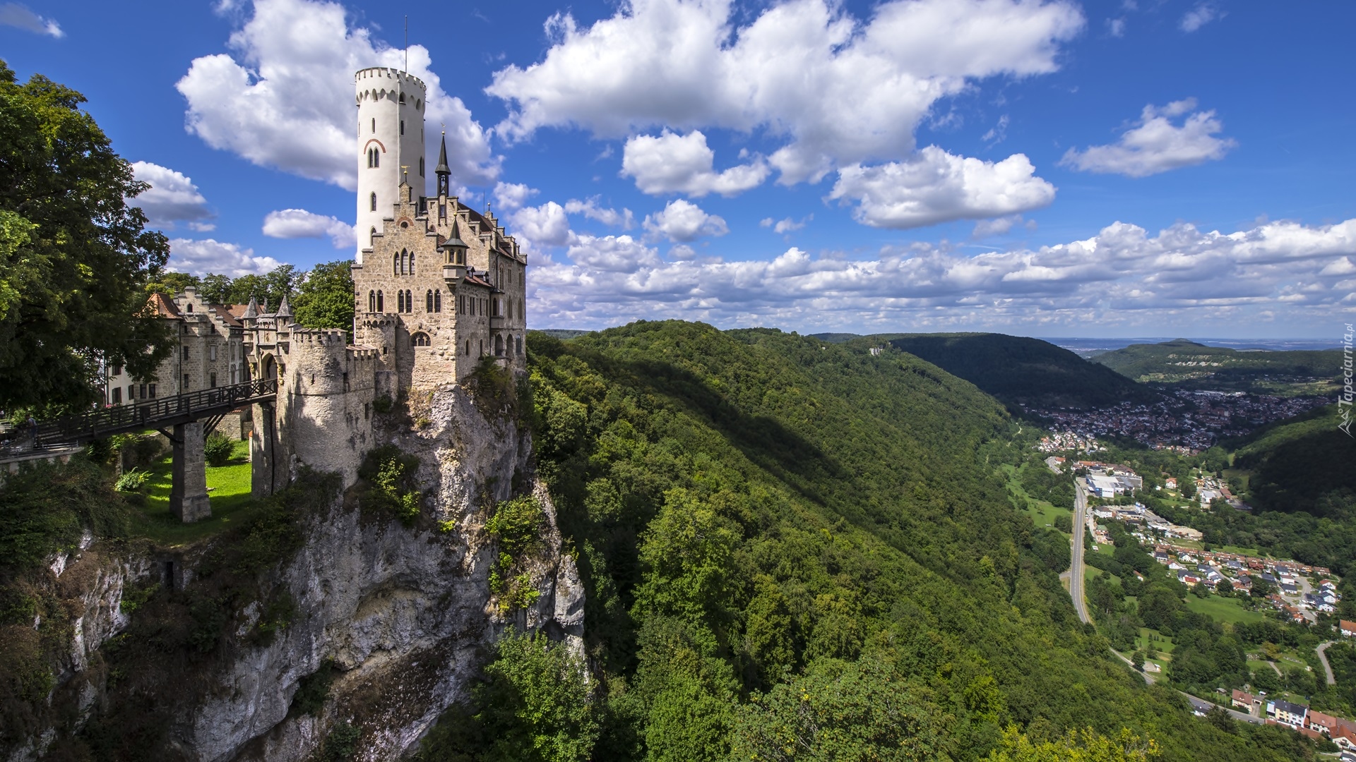 Niemcy, Badenia-Wirtembergia, Lichtenstein, Zamek, Lichtenstein Castle, Wzgórze, Skały, Drzewa, Chmury