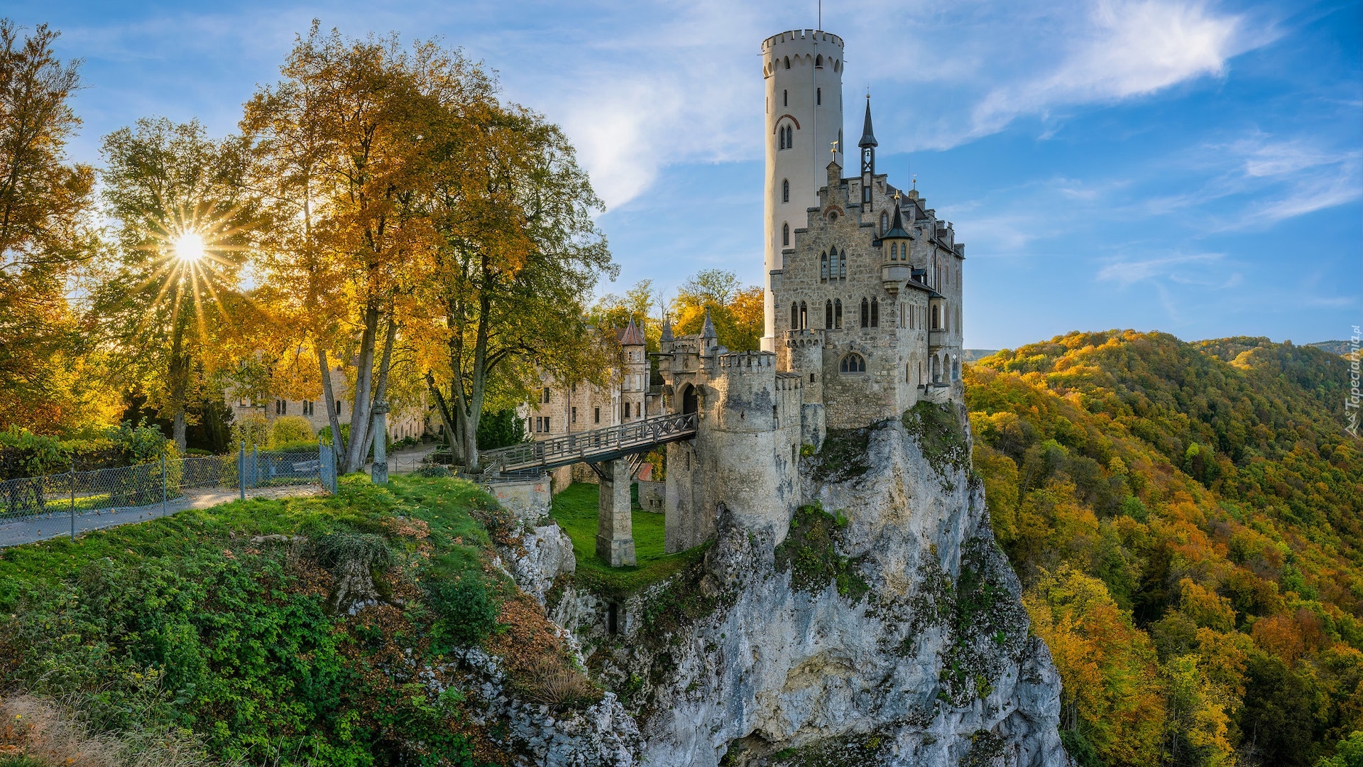Niemcy, Lichtenstein, Wzgórze, Zamek Lichtenstein, Jesień, Skały, Most, Promienie słońca, Drzewa