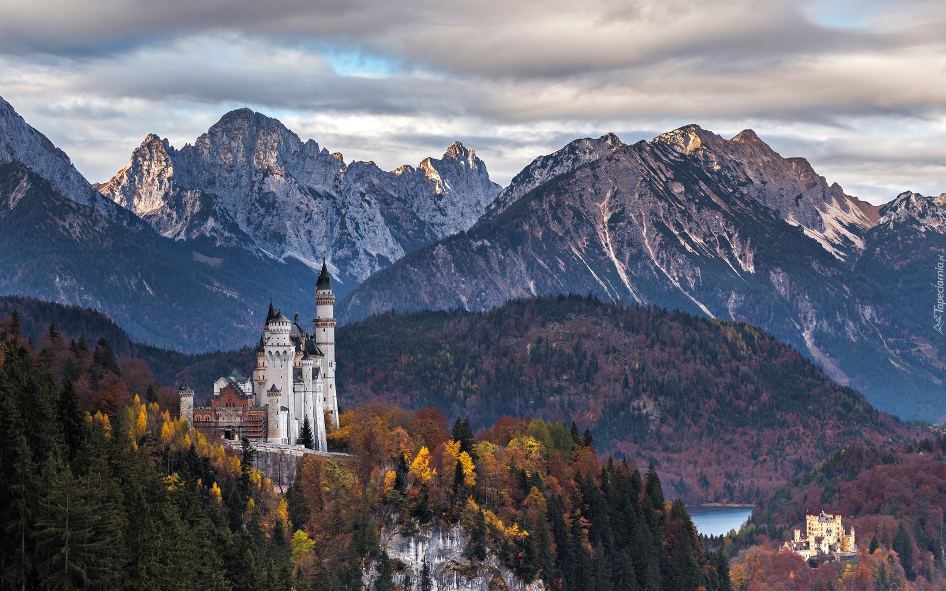 Zamek Neuschwanstein, Wzgórze, Skały, Lasy, Drzewa, Jesień, Góry, Alpy, Chmury, Gmina Schwangau, Bawaria, Niemcy