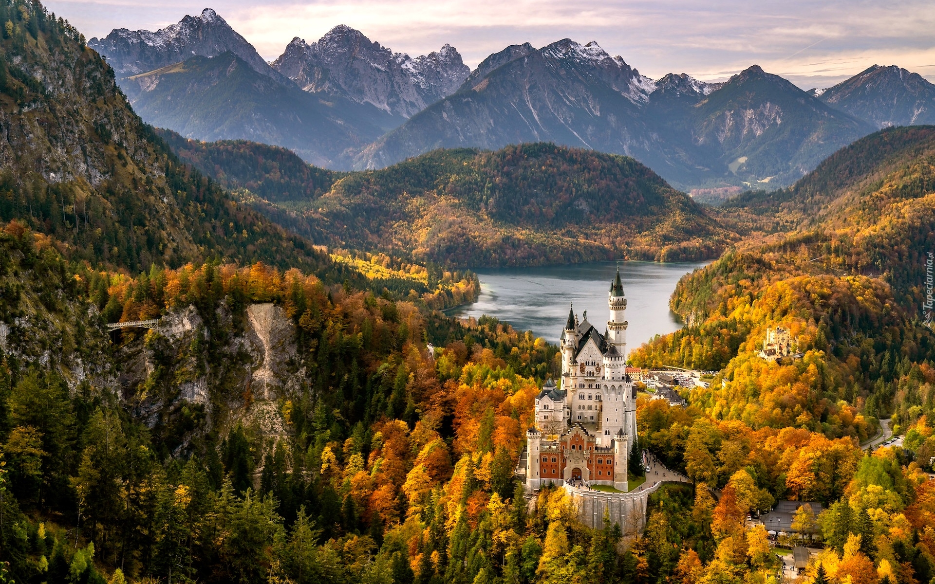 Niemcy, Bawaria, Schwangau, Zamek Neuschwanstein, Jesień, Drzewa, Jezioro Alpsee, Góry, Alpy