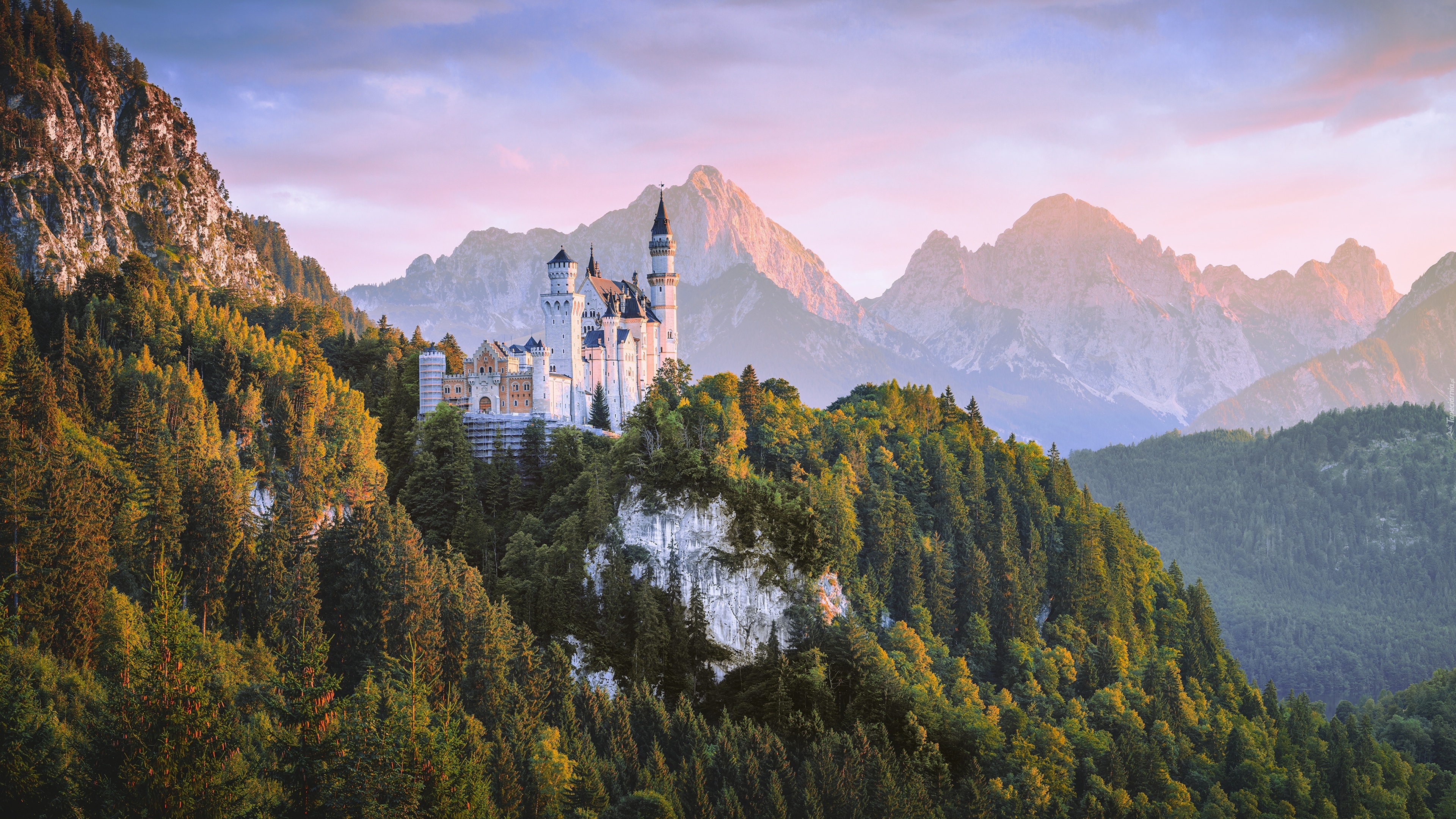 Zamek Neuschwanstein, Góry Alpy, Drzewa, Mgła, Jesień, Gmina Schwangau, Region Allgau, Bawaria, Niemcy