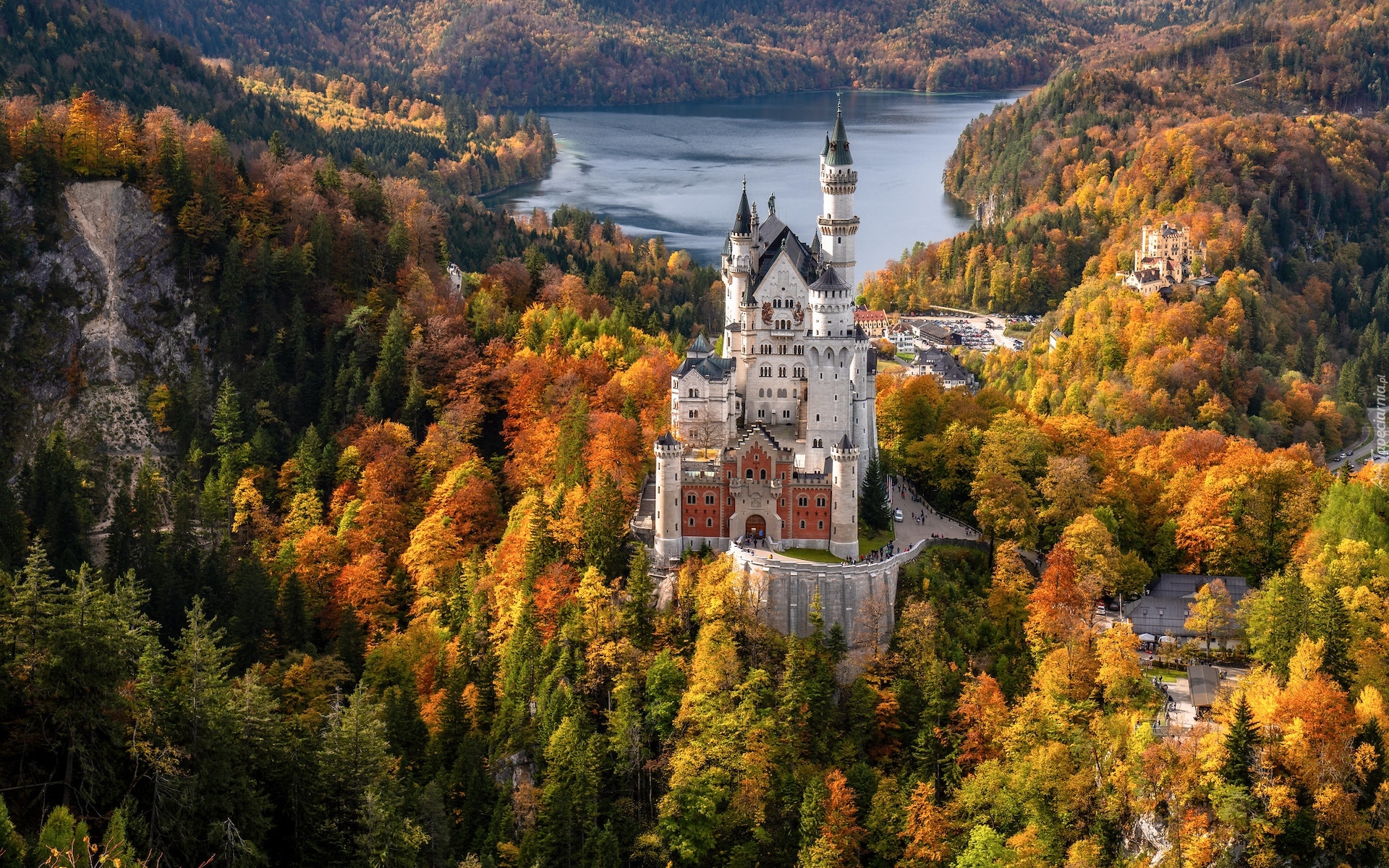 Niemcy, Bawaria, Schwangau, Zamek Neuschwanstein, Jesień, Drzewa, Jezioro Alpsee