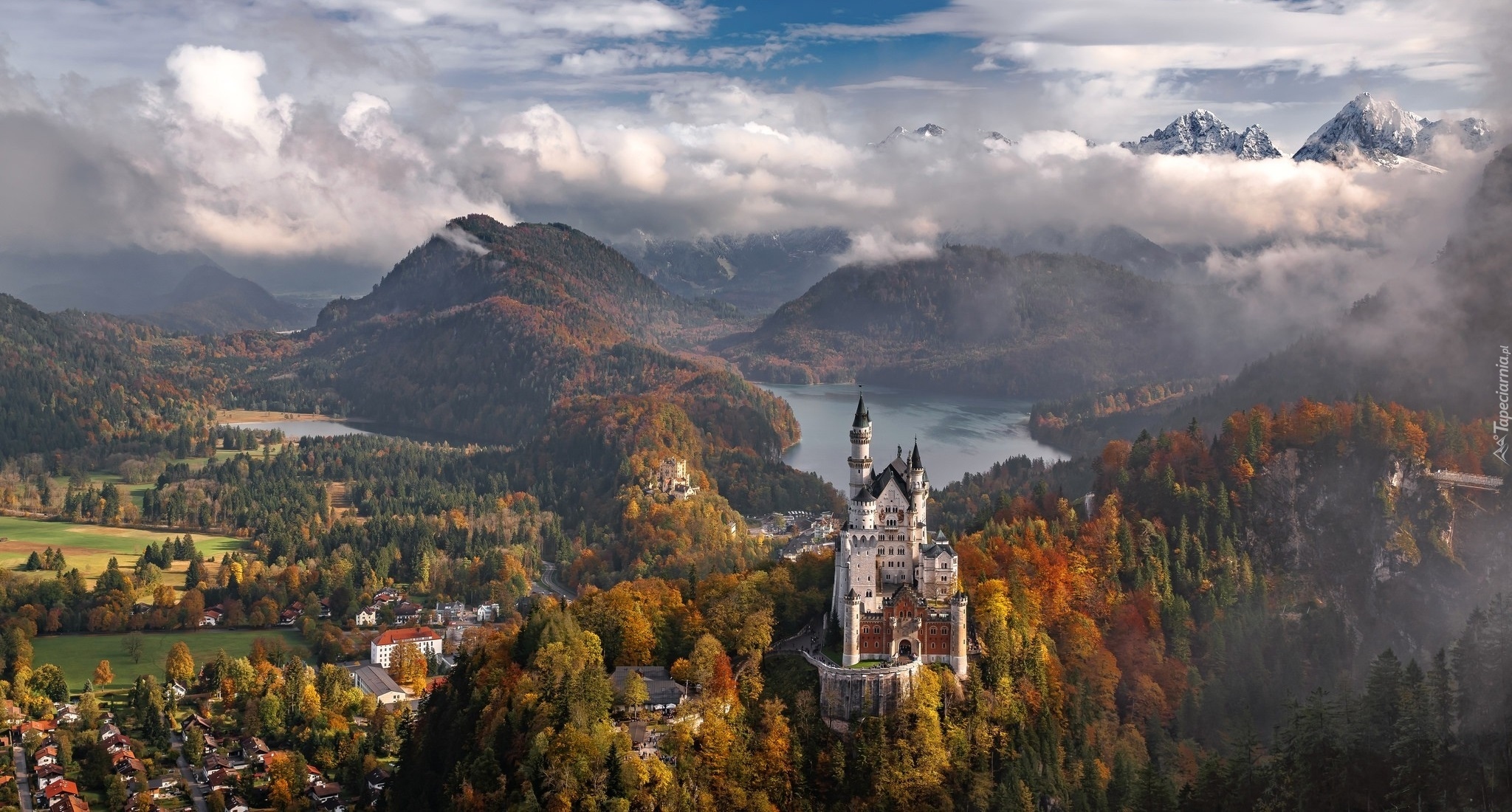 Zamek Neuschwanstein, Gmina Schwangau, Bawaria, Niemcy, Góry Alpy, Drzewa, Mgła, Domy