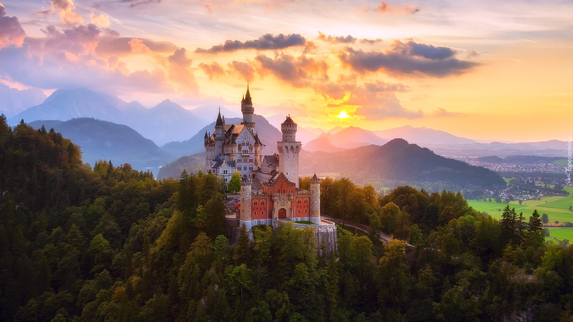 Niemcy, Bawaria, Zamek Neuschwanstein, Mgła, Las, Drzewa, Chmury, Zachód słońca