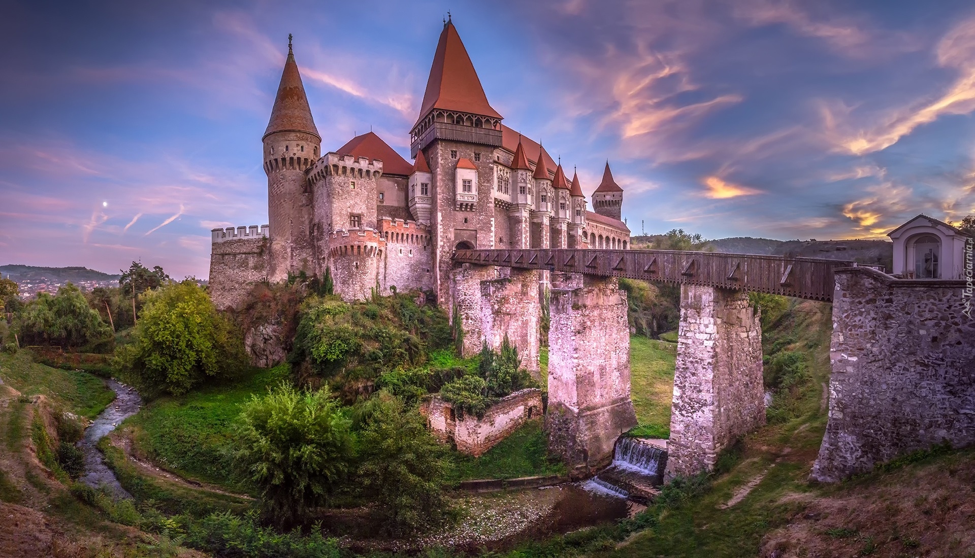 Rumunia, Wyżyna Transylwańska, Transylwania, Hunedoara, Zamek w Hunedoarze, Zamek Korwina, Rzeka Cerna, Most, Drzewa, Zachód słońca