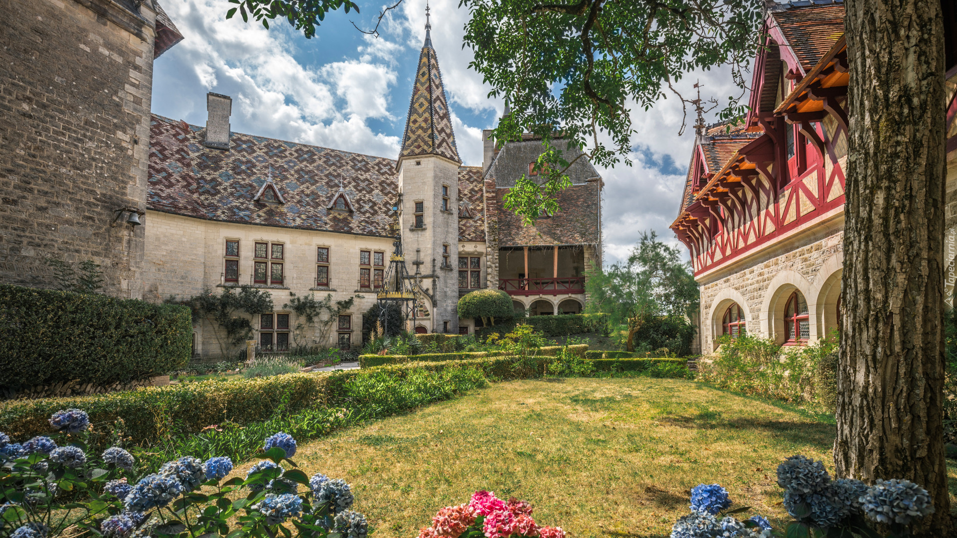 Zamek Rochepot, Dziedziniec, Gmina La Rochepot, Burgundia, Francja