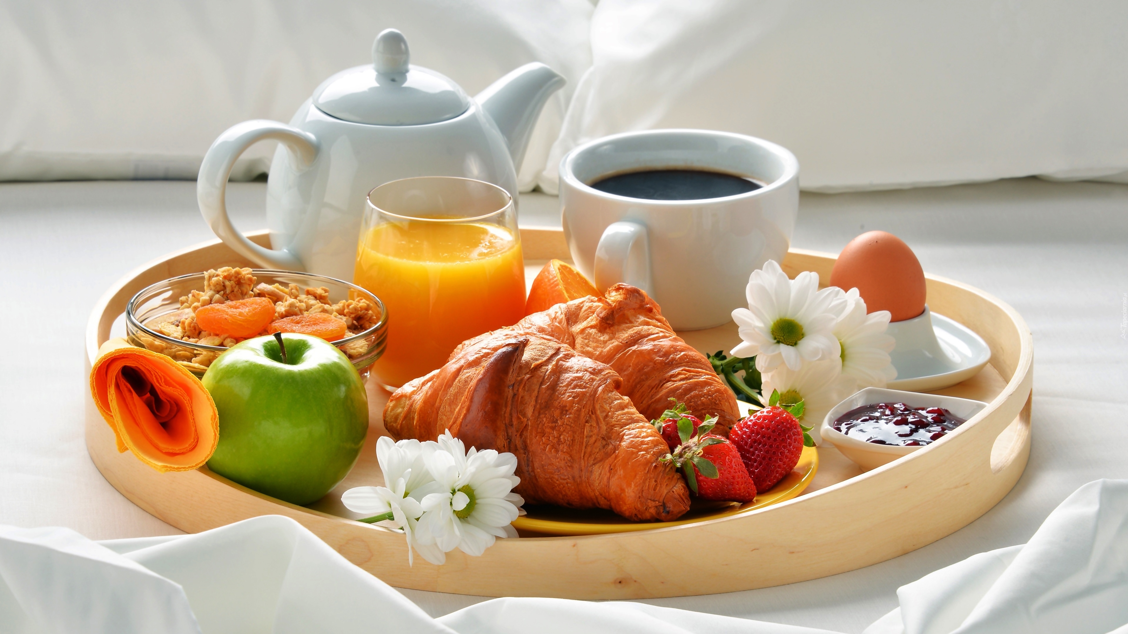 Śniadanie, Kawa, Rogale, Sok pomarańczowy, Jabłko, Kwiaty, Taca