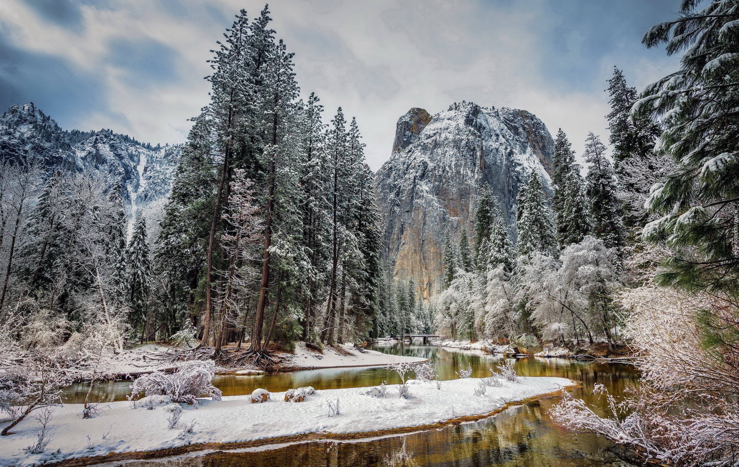Stany Zjednoczone, Stan Kalifornia, Park Narodowy Yosemite, Zima, Rzeka, Góry, Świerki
