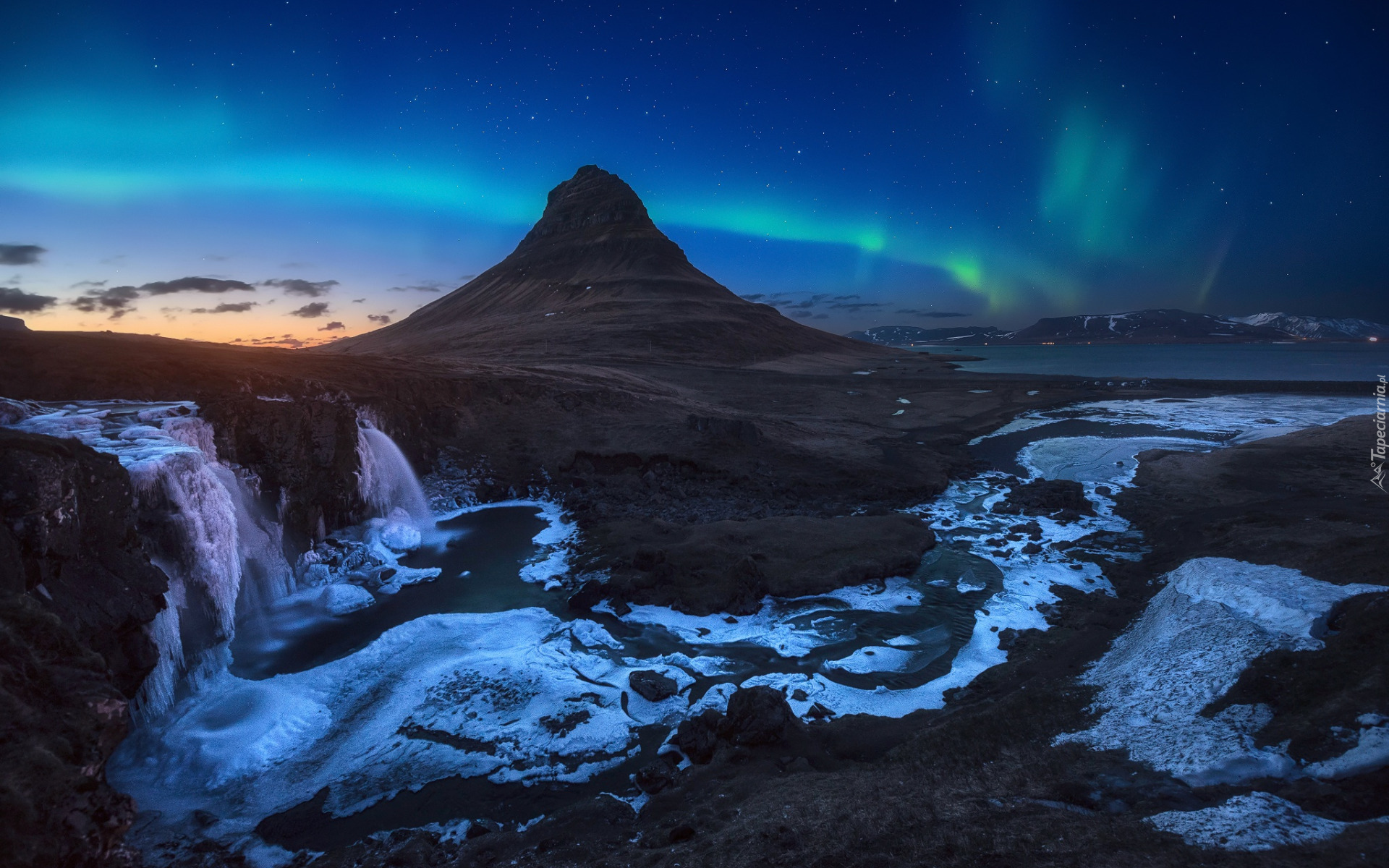 Niebo, Gwiazdy, Noc, Zorza polarna, Rzeka, Wodospad, Kirkjufellsfoss, Góra Kirkjufell, Islandia