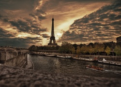 Wieża Eiffla, Zachmurzone, Niebo, Paryż, Francja