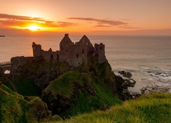 Zamek Dunluce Castle, Irlandia Północna, Hrabstwo Antrim, Wybrzeże, Ruiny, Zachód słońca, Morze