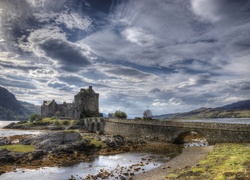 Szkocja, Zamek Eilean Donan Castle, Jezioro Loch Duich, Kamienny most