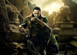 Loki In Thor 2, Siedząca, Postać