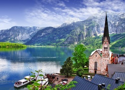 Austria, Alpy Salzburskie, Miasteczko Hallstatt, Jezioro Hallstättersee, Kościółek, Statki wycieczkowe