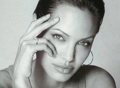 Angelina Jolie, twarz, ręka