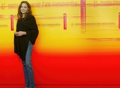 Angelina Jolie, jeansy, złote buty
