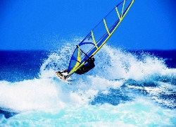 Windsurfing,żółto niebieski żagiel