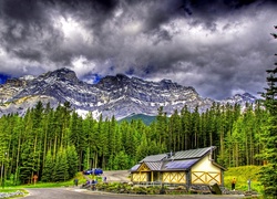 Kanada, Park Narodowy Banff, Góry, Szczyt Mount Rundle, Las, Droga, Dom, Chmury