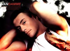 Jean Claude Van Damme,biała koszulka, kamizelka