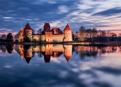 Zamek w Trokach, Litwa, Troki, Jezioro, Most, Drzewa, Wschód Słońca