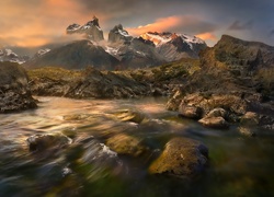 Chile, Park Narodowy Torres del Paine, Góry Cordillera del Paine, Rzeka, Skały