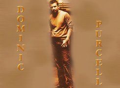 Dominic Purcell,beżowa bluzka, ciemne spodnie