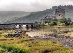 Szkocja, Zamek Eilean Donan Castle, Most, Wzgórza, Jezioro Loch Duich  Eilean Donan