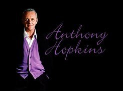 Anthony Hopkins,sweter, fioletowy
