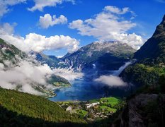 Norwegia, Malowniczy, Fiord Geiranger, Wioska,  Góry, Skały, Mgła