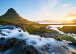 Islandia, Góra Kirkjufell, Wodospad Kirkjufellsfoss, Rzeka, Kamienie, Wschód słońca