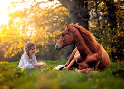 Koń, Dziewczynka, Łąka, Drzewo