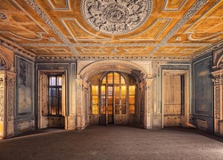 Opuszczony, Pałac, Drzwi