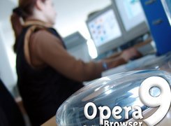 Opera, postać kobieta, komputer, myszka