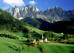 Włochy, Dolomity, Dolina Val di Funes, Wieś Santa Maddalena, Góry, Masyw Odle, Kościół, Lasy, Drzewa