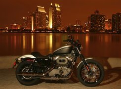 Harley-Davidson Sportster 1200N, Miasto, Noc