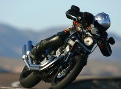 Harley Davidson XR1200, Zakręt, Pochylenie