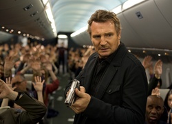 Aktor Liam Neeson i scena z filmu Non-Stop