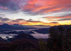 Słowenia, Jezioro Bled, Góry, Alpy Julijskie, Drzewa, Zachód słońca, Chmury