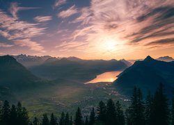 Góry, Alpy Szwajcarskie, Jezioro Czterech Kantonów, Drzewa, Domy, Chmury, Zachód słońca, Szwajcaria
