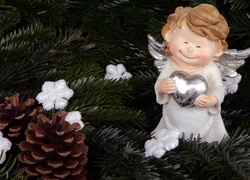 Aniołek z serduszkiem w świątecznej dekoracji