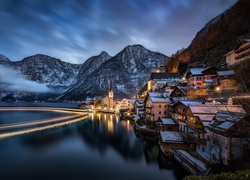 Austriackie miasteczko Hallstatt w Alpach nad wodą nocą