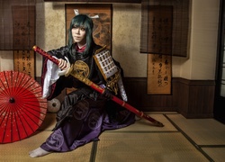 Azjatka w kimonie z mieczem samurajskim kataną
