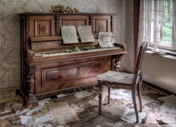 Bałagan w z zniszczonym pokoju z pianinem