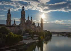 Bazylika Nuestra Senora del Pilar, Rzeka Ebro, Promienie słońca, Most, Saragossa, Hiszpania