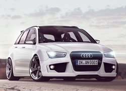 Białe Audi RS4 przód