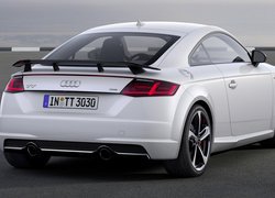 Białe Audi TT