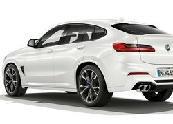 Białe BMW X4 M tyłem