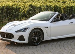 Białe Maserati GranCabrio MC
